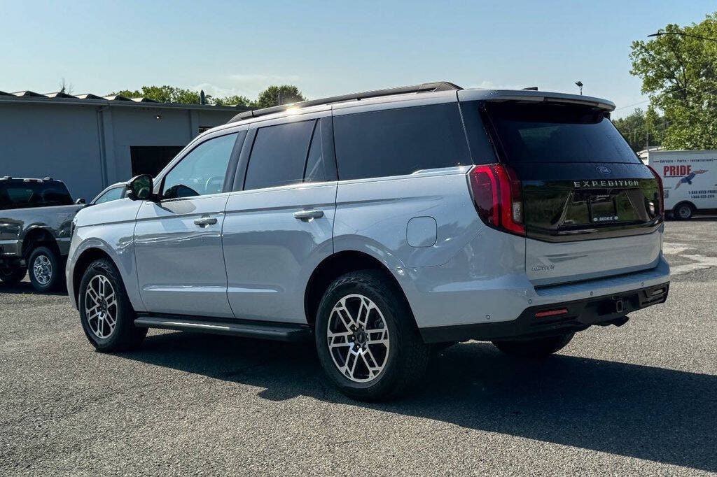 Used 2025 Ford Expedition Active AWD/4WD image 5