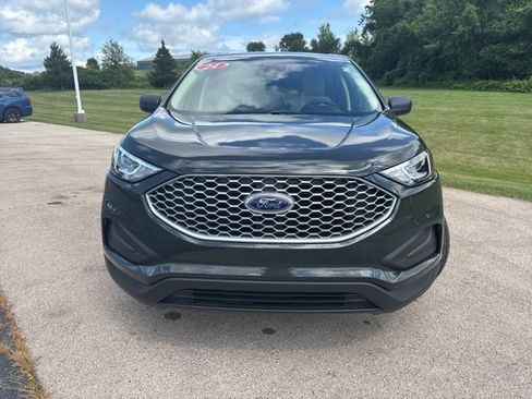Certified 2024 Ford Edge SE image 3