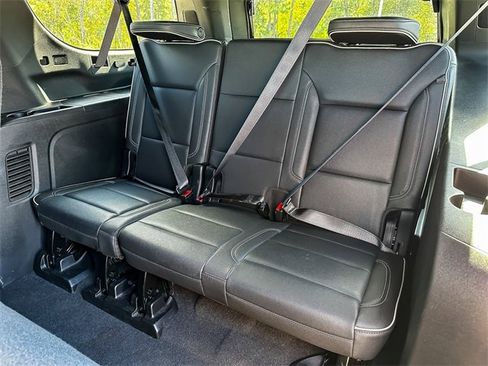 Used 2024 Chevrolet Suburban Premier image 26