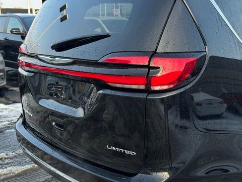 Used 2023 Chrysler Pacifica Limited image 6