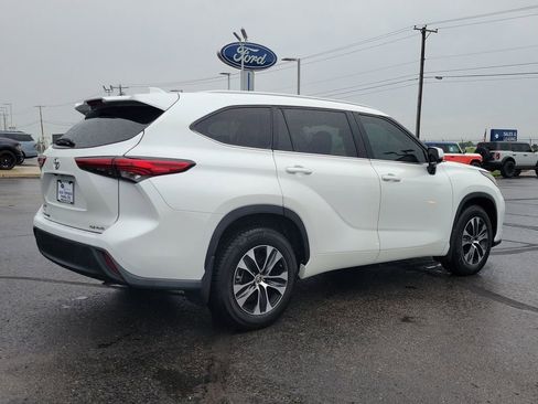 Used 2022 Toyota Highlander XLE AWD/4WD image 7