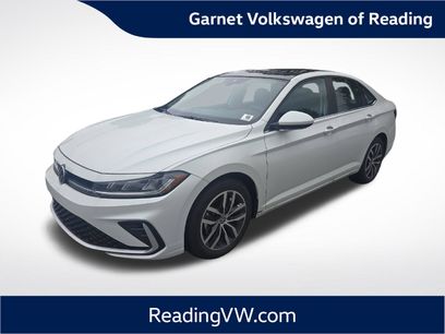 Used 2025 Volkswagen Jetta SE w/ Sunroof Package