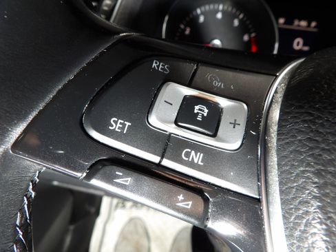 Used 2018 Volkswagen Passat 2.0T SE FWD image 18