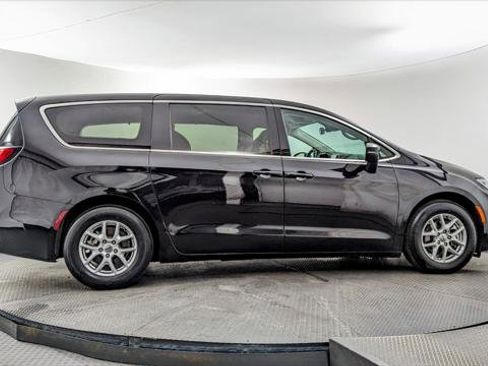Used 2023 Chrysler Pacifica Touring-L image 9