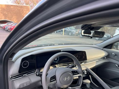 Used 2025 Hyundai Elantra SEL image 34