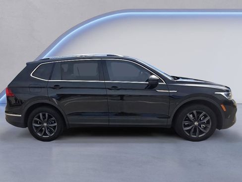 Used 2023 Volkswagen Tiguan SE w/ Panoramic Sunroof Package FWD image 7