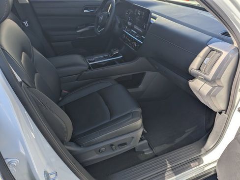 Used 2023 Nissan Pathfinder SL image 12