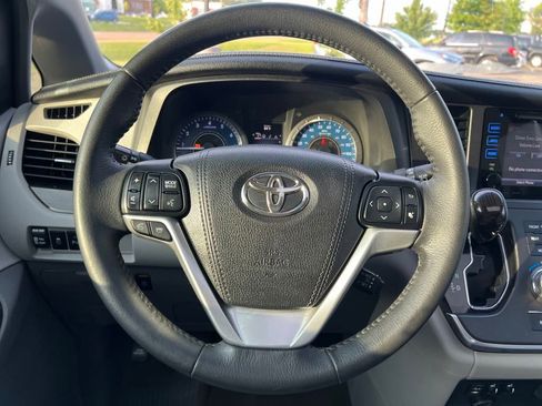Used 2017 Toyota Sienna XLE image 16
