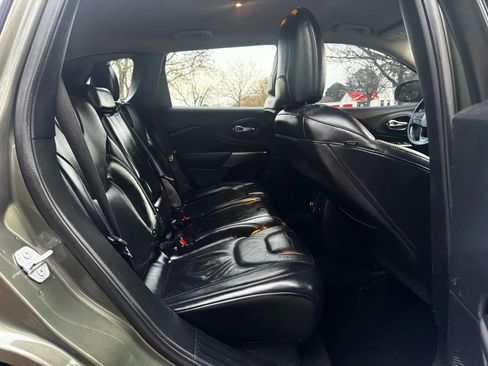 Used 2019 Jeep Cherokee Limited image 17