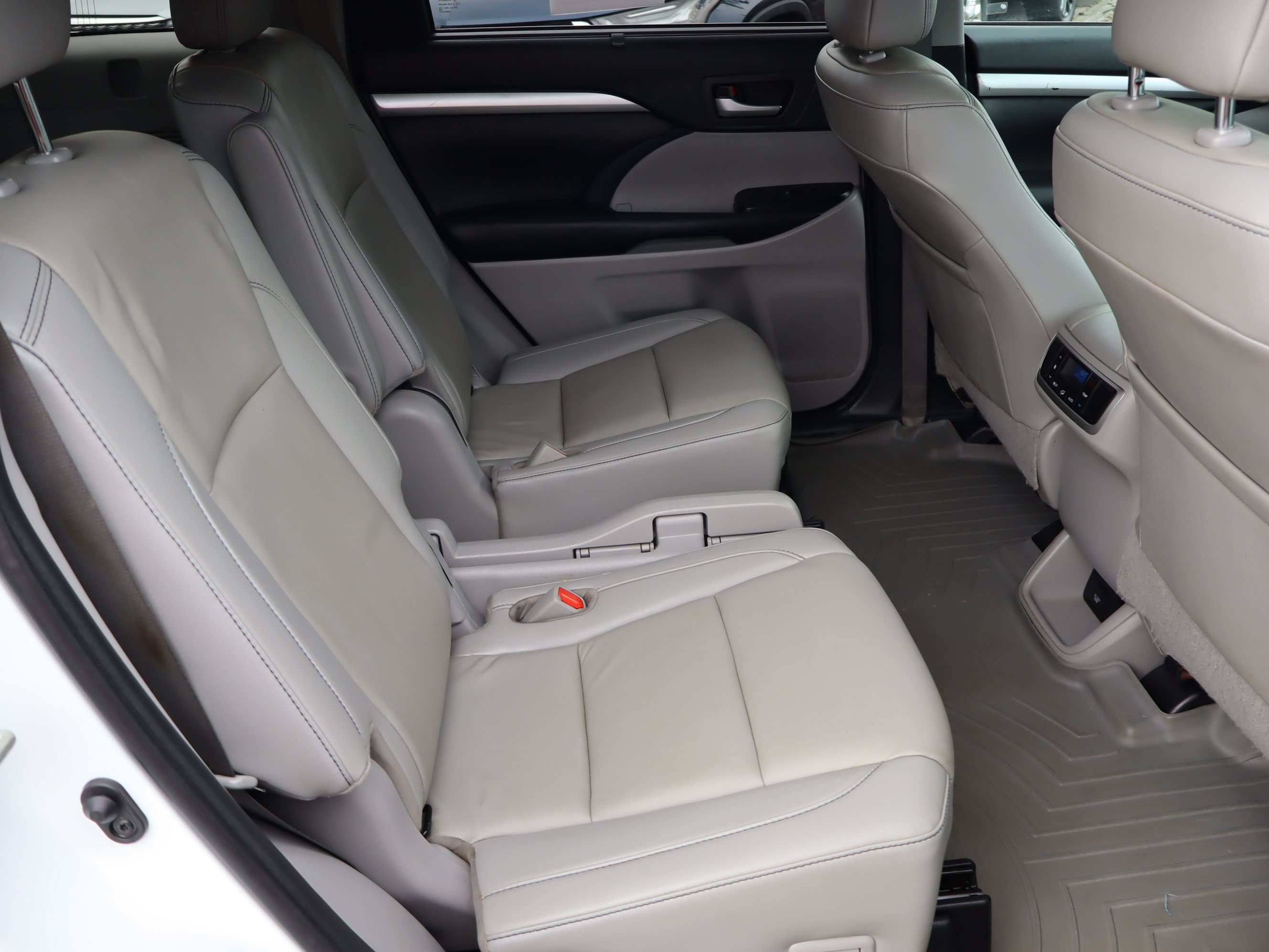 Used 2019 Toyota Highlander XLE FWD image 37
