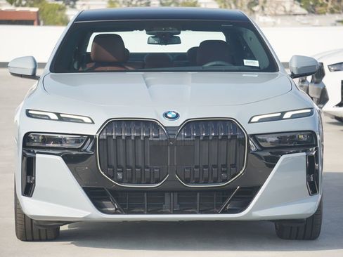 New 2026 BMW 750e xDrive image 2