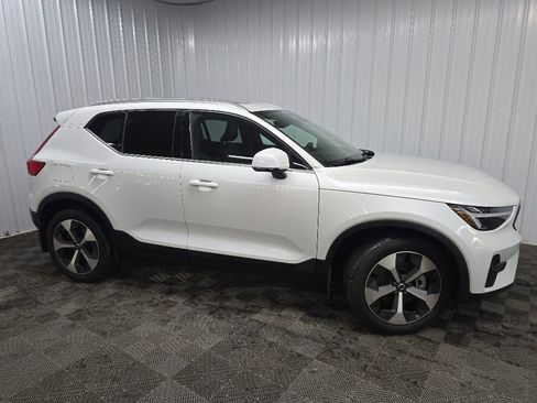 Used 2023 Volvo XC40 B5 Plus w/ Protection Package Premier AWD/4WD image 1