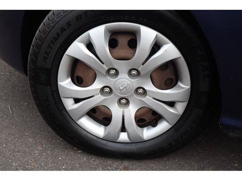 Used 2010 Hyundai Elantra GLS FWD image 14