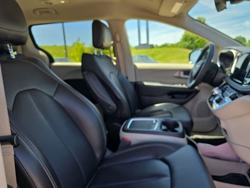 Used 2024 Chrysler Pacifica Limited FWD image 13