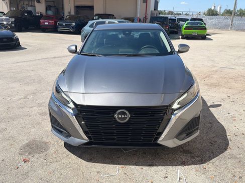 Used 2023 Nissan Altima 2.5 SV FWD image 2