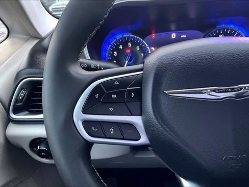 Used 2022 Chrysler Pacifica Touring-L image 25