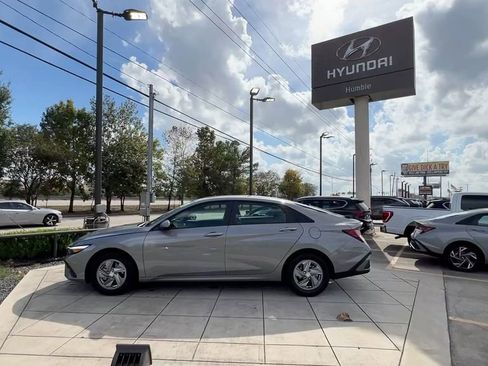 Certified 2025 Hyundai Elantra SE image 3