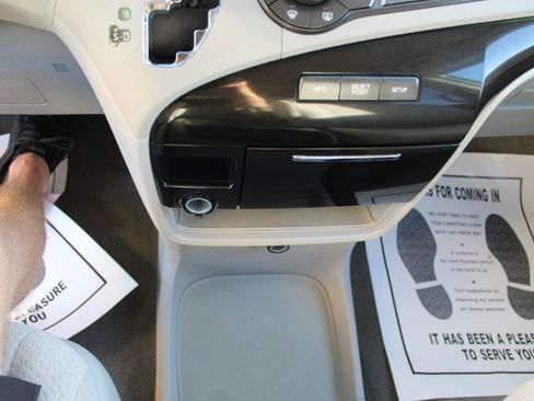 Used 2013 Toyota Sienna LE image 32