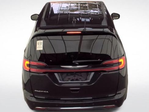 Used 2023 Chrysler Pacifica Touring-L FWD image 9