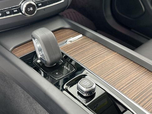 Used 2022 Volvo XC60 B5 Momentum w/ Protection Package Premier image 16