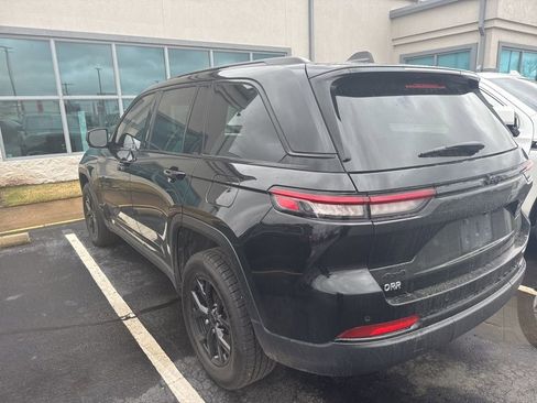 Used 2024 Jeep Grand Cherokee Altitude image 2