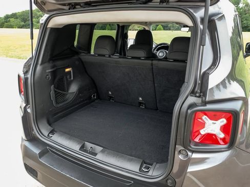 Used 2018 Jeep Renegade Latitude FWD image 54