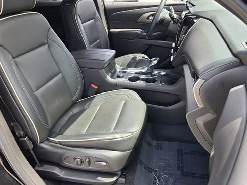 Used 2022 Chevrolet Traverse Premier w/ Redline Edition FWD image 17