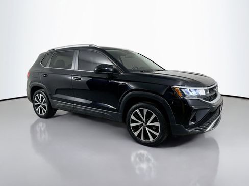 Certified 2022 Volkswagen Taos SE image 3