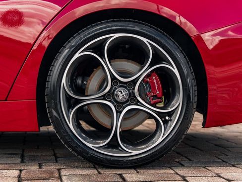Used 2024 Alfa Romeo Giulia Veloce RWD image 16