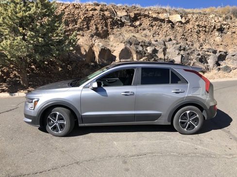 Certified 2024 Kia Niro LX image 12