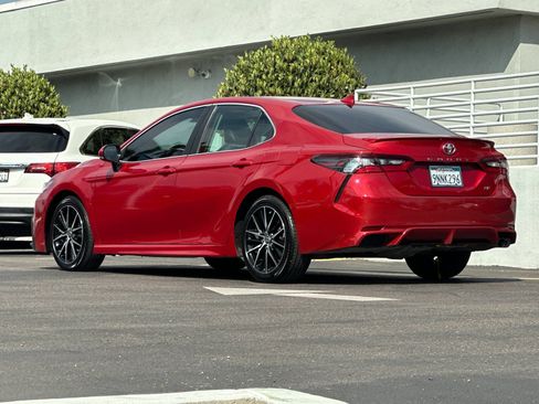 Used 2021 Toyota Camry SE FWD image 3
