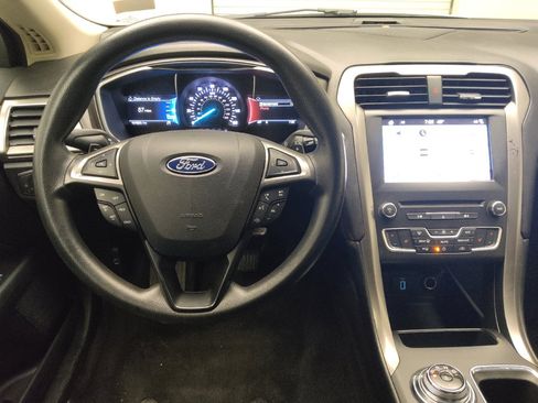 Used 2017 Ford Fusion SE w/ Fusion SE Technology Package FWD image 22