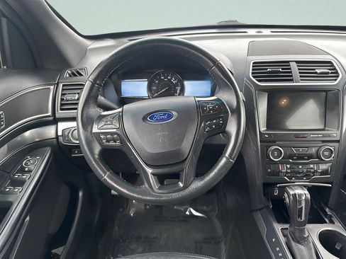 Used 2018 Ford Explorer XLT w/ Equipment Group 202A image 8
