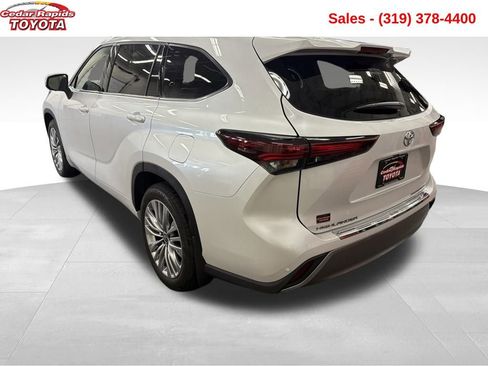 Used 2024 Toyota Highlander Platinum image 5