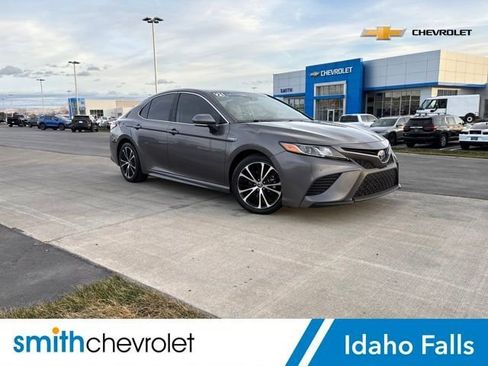 Used 2020 Toyota Camry SE image 1