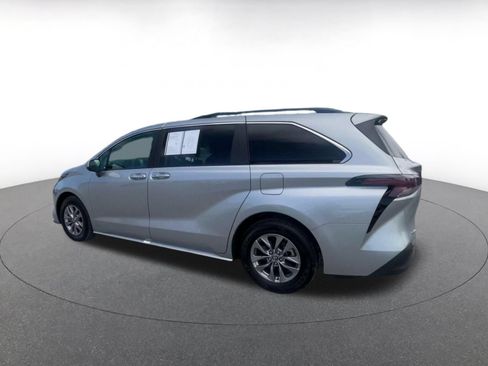 Used 2025 Toyota Sienna XLE FWD image 8