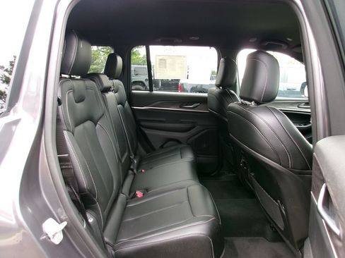Certified 2025 Jeep Grand Cherokee Limited w/ Black Appearance Package AWD/4WD image 10