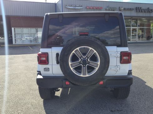 Used 2021 Jeep Wrangler Unlimited Sahara AWD/4WD image 5