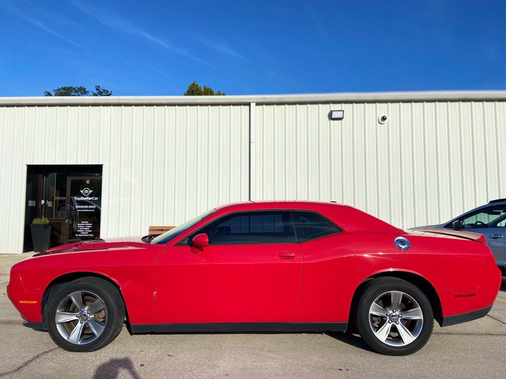 Used 2019 Dodge Challenger SXT RWD image 2