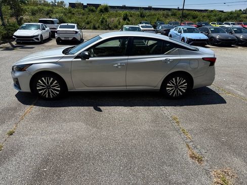 Used 2025 Nissan Altima 2.5 SV FWD image 2
