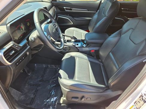 Used 2024 Kia Telluride S FWD image 13