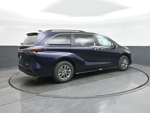New 2026 Toyota Sienna XLE image 7