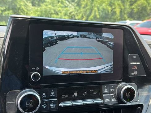 Used 2023 Toyota Highlander L FWD image 16