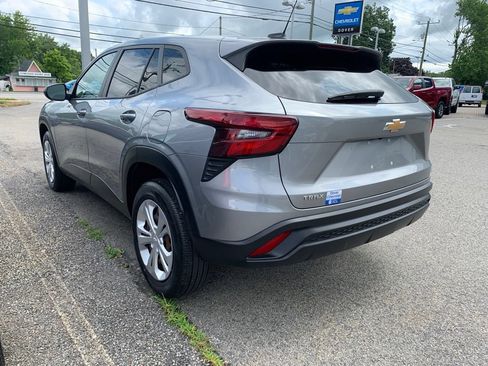 Used 2024 Chevrolet Trax LS FWD image 3