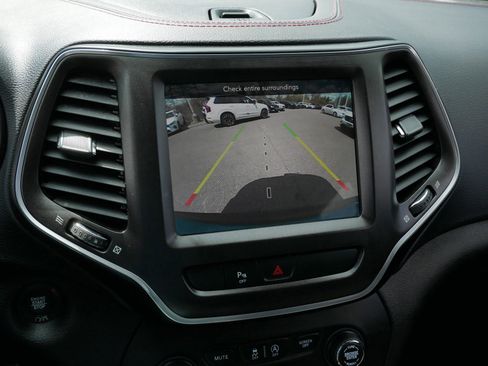 Used 2019 Jeep Cherokee Trailhawk AWD/4WD image 24