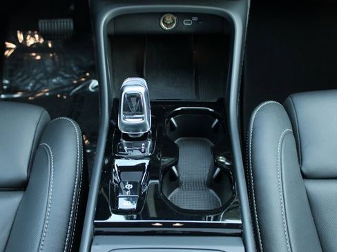 Used 2025 Volvo XC40 B5 Plus image 19