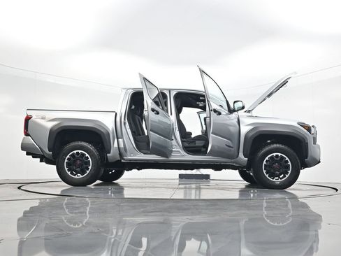Used 2024 Toyota Tacoma TRD Off-Road AWD/4WD image 44