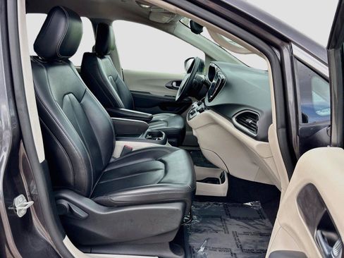 Used 2023 Chrysler Pacifica Touring-L FWD image 28