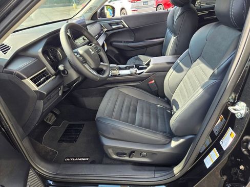 New 2025 Mitsubishi Outlander SE image 16
