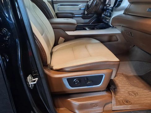 Used 2019 RAM 1500 Laramie AWD/4WD image 11